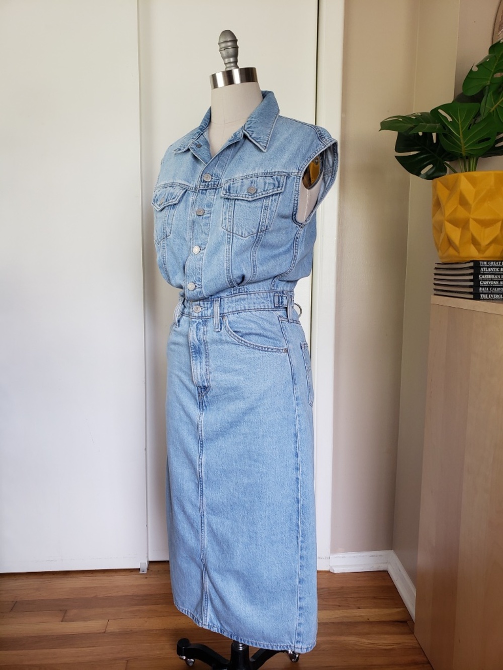 The Perfect Levi's Denim Dress Size Small NEW! - Picture 6 of 11